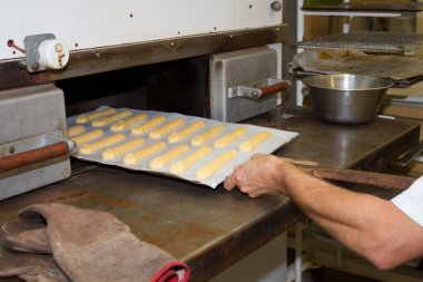 Ekmek üretim. kek fırında yerleştirerek adam, baker,