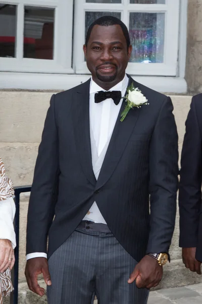 Feliz y sonriente novio afroamericano en la boda — Foto de Stock