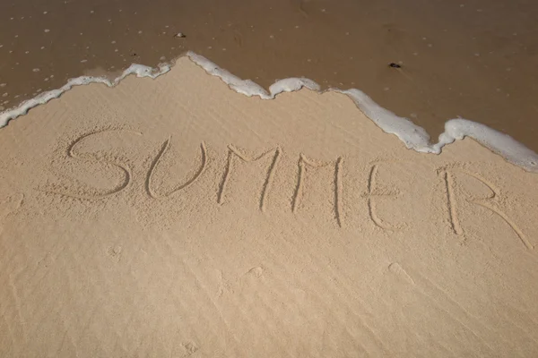 "summer" handwritten on sand, summer background, sea and sand background — Stock Photo, Image