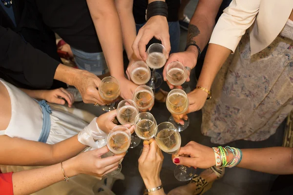 Gente sosteniendo copas de champán haciendo un brindis - acostado plano —  Fotos de Stock