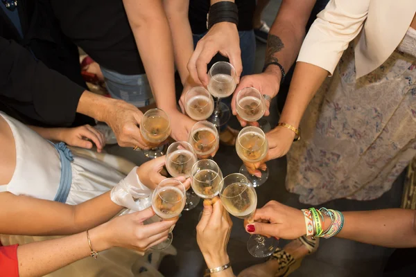 Des gens qui portent des verres de champagne pour porter un toast - à plat — Photo