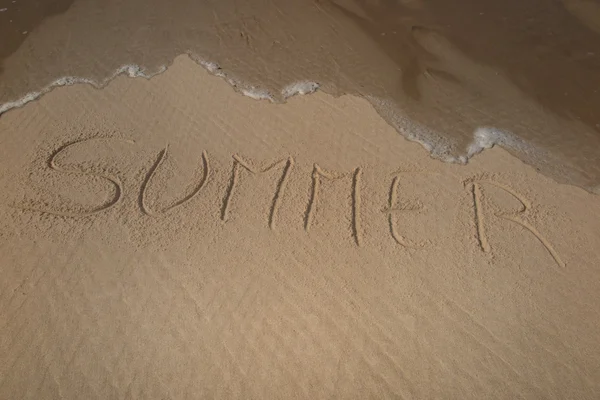 "summer" handwritten on sand, summer background, sea and sand background — Stock Photo, Image