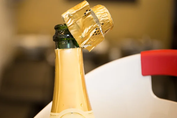 Motyw celebracja butelkę szampana po rozpryskiwania — Zdjęcie stockowe