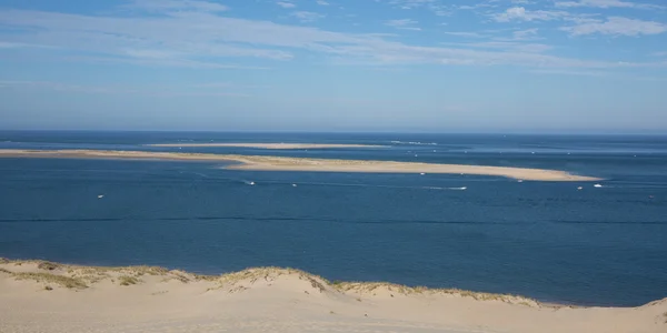 Färgglada varm sommar landskap av stranden med Ocean Wave och — Stockfoto