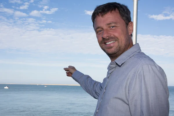 Male pointing at sea and blue sky. communication concept — Stock Photo, Image