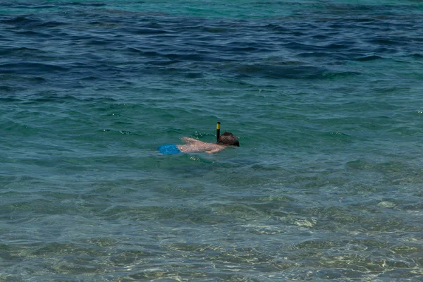 Kind unter Wasser im Meer mit Maske und Tuba — Stockfoto