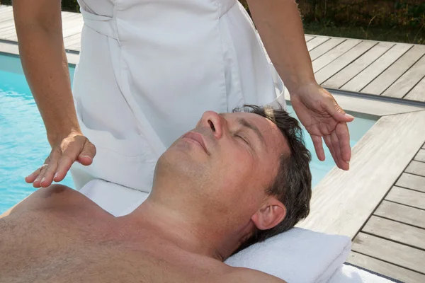 Professional Reiki healer gör reiki behandling till en man — Stockfoto