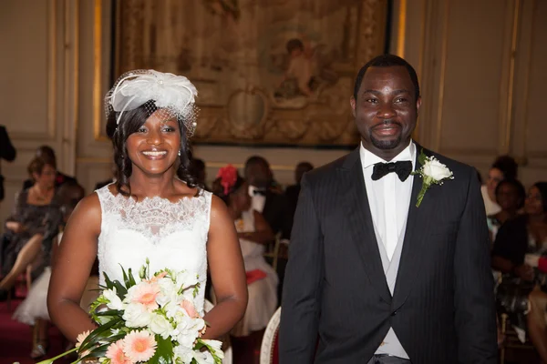 Noiva bonita e noivo afro-americano sorrindo para a câmera — Fotografia de Stock
