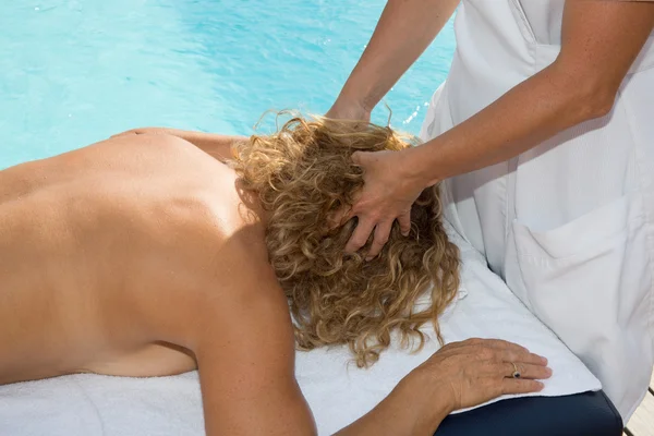 Blonde Frau mit einer Kopfmassage in einem Wellness-Center — Stockfoto