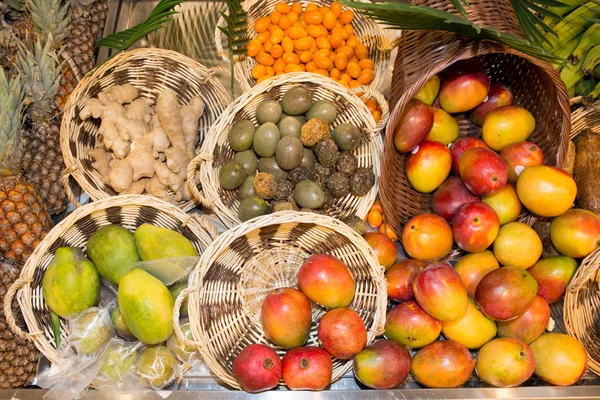 Zusammensetzung exotischer Früchte isoliert auf dem Markt — Stockfoto