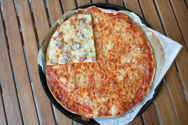 Домашняя пицца с колбасой Пепперони и беконом — стоковое фото