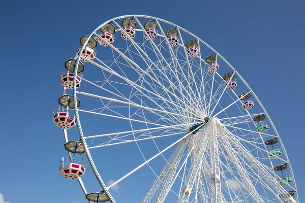 Roda gigante colorida contra fundo azul do céu de verão — Fotografia de Stock