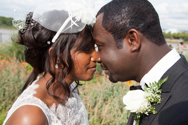 Casamento casal emocional retrato feliz noiva e noivo afro-americano — Fotografia de Stock