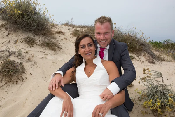 Fröhliches und liebevolles Ehepaar, das im Sand steht — Stockfoto