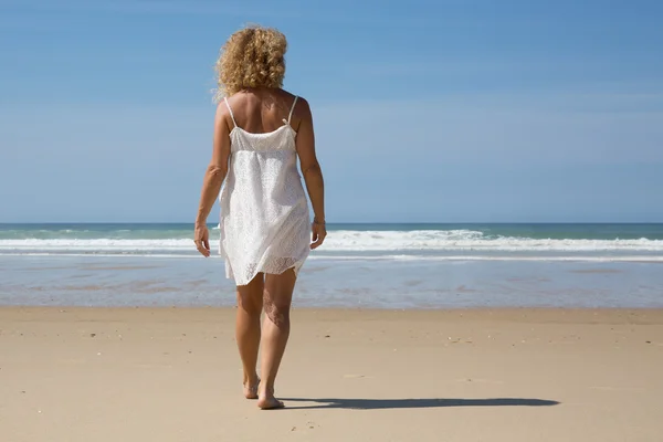 Πολύ όμορφη γυναίκα στα πόδια, περπάτημα στην παραλία — Φωτογραφία Αρχείου