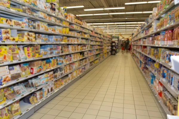 Supermercado vacío pasillo o una tienda de comestibles — Foto de Stock