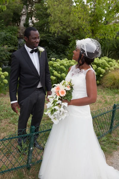 Γαμήλιο ζευγάρι Αφρικανικός Αμερικανός με μπουκέτο σε εξωτερικούς χώρους. συναισθηματικό πορτραίτο. — Φωτογραφία Αρχείου