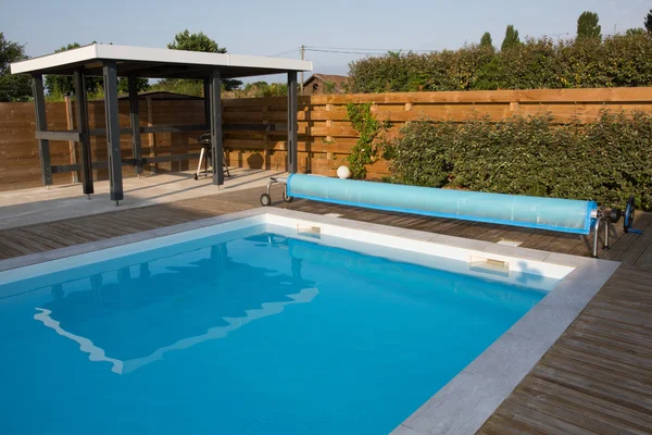Hermosa casa, piscina vista día de verano — Foto de Stock