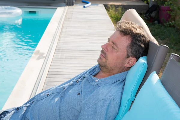 Uomo anziano relax fuori in piscina — Foto Stock