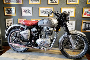 Bordeaux, Aquitaine / Fransa - 16 10 2020: Royal Enfield gri özel yapım retro motosiklet satıcı bayiliği klasik motorsikletinde benzin deposunda boya yazısıyla