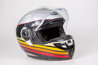 Bordeaux, Aquitaine / Fransa - 16 10 2020: Çan tam yüz modern tasarım motosikleti beyaz masa arkasında