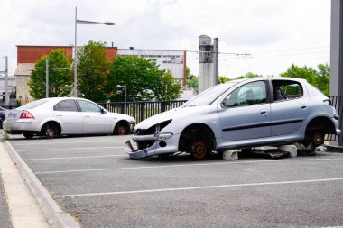 Bordeaux, Aquitaine / Fransa - 16 10 2020: Peugeot 206 ve Ford Mondeo sokakta tekerleksiz park edilmiş araba çalıyorlar.