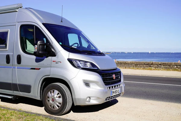 Ares Aquitania Francia 2020 Campervan Fiat Ducato Campereve Estacionada Junto — Foto de Stock