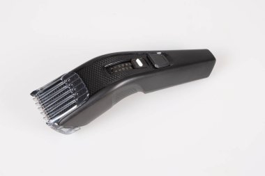 Berber dükkanındaki kuaför için elektrikli tıraş makinesi, siyah model, beyaz arka plan.