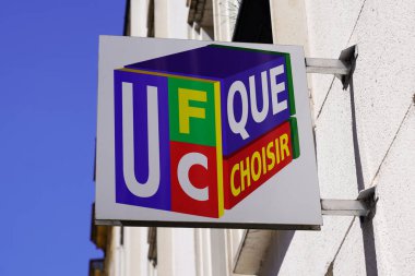 Bordeaux, Aquitaine / Fransa - 10 20 2020: UFC Que Choisir logosu ve Fransa 'daki müşterileri koruyan Fransız tüketici grubu ajansının önünde ofis imzası