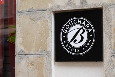 Bordeaux, Aquitaine / Fransa - 10 20 2020: Bouchara logosu ve ev tekstili dekorasyon butiği üreten mağaza şirketinin önündeki metin imzası