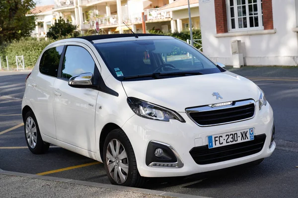 Burdeos Aquitania Francia 2020 Peugeot 108 Coche Pequeño Blanco Estacionado — Foto de Stock