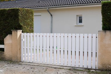 Slaytlarla dolu beyaz saray kapısı.