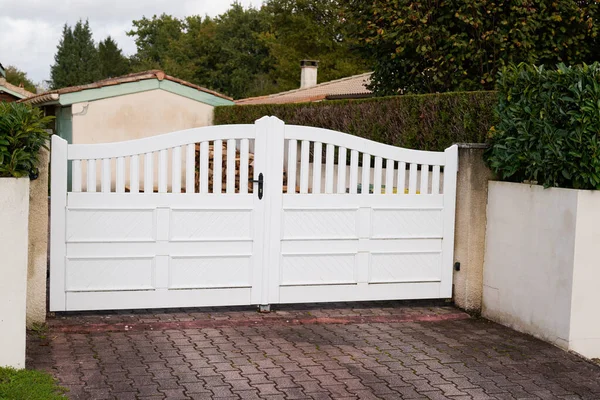 Blanc Maison Porte Acier Aluminium Porte Lattes — Photo