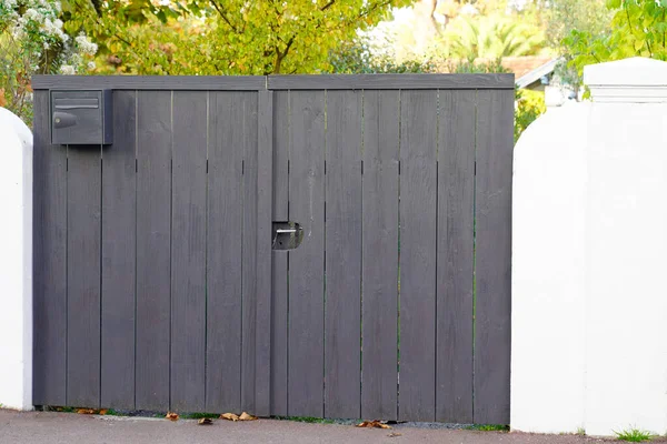 Portail Bois Avec Boîte Aux Lettres Devant Entrée Maison — Photo