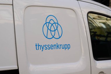 Bordeaux, Aquitaine / Fransa - 11 01 01 2020: ThyssenKrupp logosu ve Alman çokuluslu holdinginin servis aracına imza