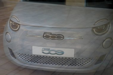 Bordeaux, Aquitaine / Fransa - 11 01 01 2020: Fiat 500e ön işaret aracı 500 ve cam bayiliğinde elektrikli araç