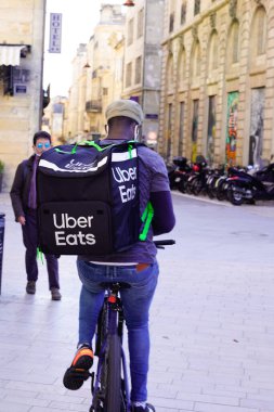 Bordeaux, Aquitaine / France - 11 01 01 2020: Bisikletli teslimatçı bisikletli teslimatçı