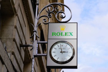 Bordeaux, Aquitaine / Fransa - 11 01 01 2020: Rolex logosu ve İsviçreli lüks saat üreticisinin imzası Cenevre İsviçreli