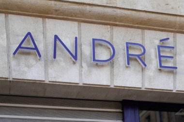 Bordeaux, Aquitaine / France - 11 01 01 2020: Andre metin ve logo işareti ayakkabı mağazasının önünde