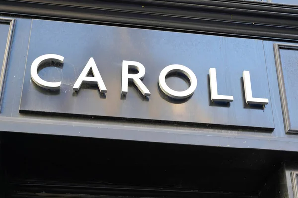 法国阿基坦 波尔多 2020年1月11日 卡萝尔标志和文字签名在街上的法国女装商店前面 — 图库照片