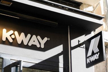 Bordeaux, Aquitaine / Fransa - 11 08 2020: K-way logosu ve Fransız mağazası giyim mağazası önü yağmurluk ve kıyafetlere dayanıklı dükkan