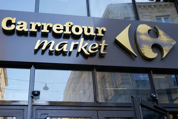 Bordeaux, Aquitaine / Fransa - 11 08 2020: Carrefour market logosu metin ve French City süpermarketinin önünde imzala