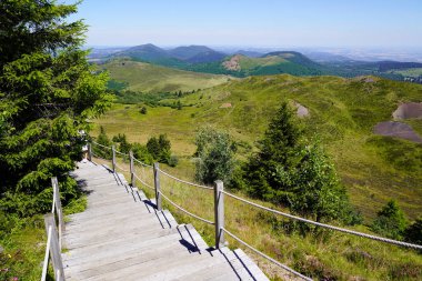 Puy-de-dome Fransız dağ zinciri yanardağında yürüme yolu.