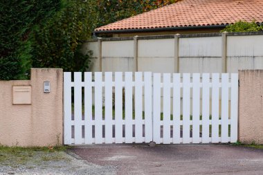 Beyaz PVC kapı sürgülü bahçe kapısı ve aile evi