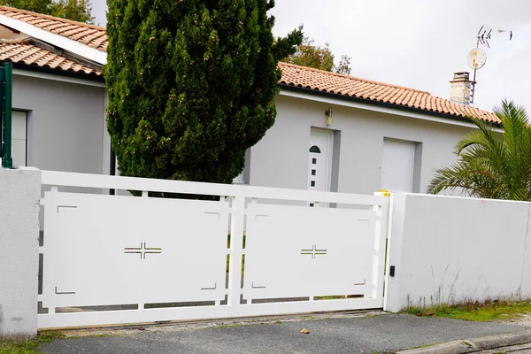 郊外の家のアルミポータルの近代的な白鋼の門 — ストック写真