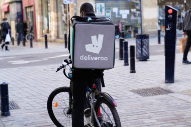 Bordeaux, Aquitaine / Fransa - 11 11 11 2020: Bisikletli kargo kutusu teslimatında teslimat logosu ve metin imzası