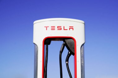 Bordeaux, Aquitaine / Fransa - 11 11 11: 2020: Tesla supercharger otomobil şarj güç kaynağı mavi gökyüzü arka planında elektrikli araçlar için