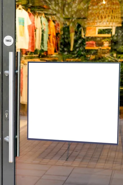 空格正方形在店面的墙上挂起一个空的标志 — 图库照片