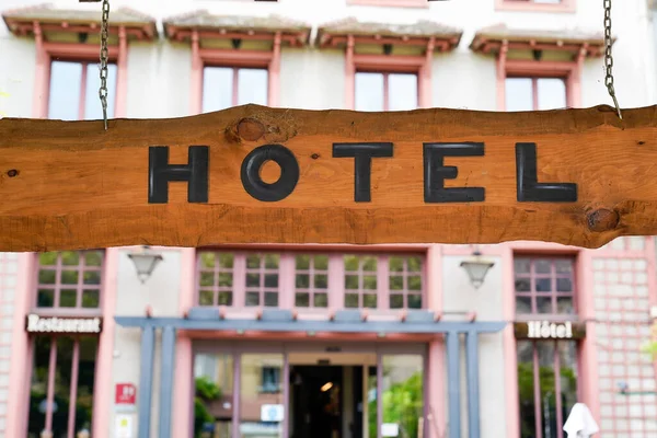 観光都市の古いパネル上の木製の入り口のホテルの看板テキスト — ストック写真