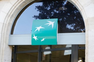 Bordeaux, Aquitaine / France - 11 11 11 2020: BNP Paribas logosu ve Fransız banka acentesi önünde imza